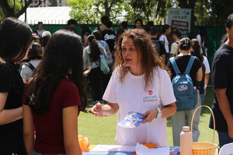 סיגל ישראלי מקרית אונו עוסקת בחינוך והתנדבות בעיר כבר שני עשורים. בתמונה : בדוכן של ‘לתת’ בהפנינג עמותות שארגן תיכון בן צבי לפני שבועיים. צילום איתן אלחדז ברק