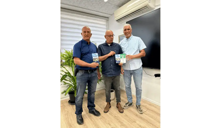 מנהל אגף השירות, ליאור בוקר, מעניק את האמנה לראש העיר ולסגנו, יוסי חזן, מחזיק תיק השירות לתושב. צילום: דוברות עיריית יהוד מונוסון