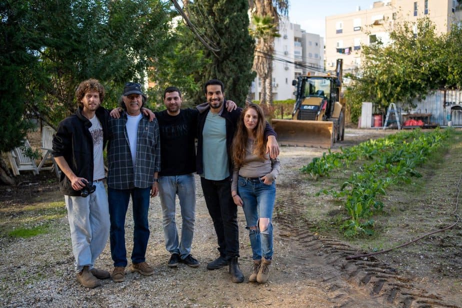 משמאל לימין: רועי מעיין, ניסים סוריאנו, אדם סוריאנו, אוריה חייק ושרון ויסברט. צילום: רועי פרץ ועומר מסיקה 4