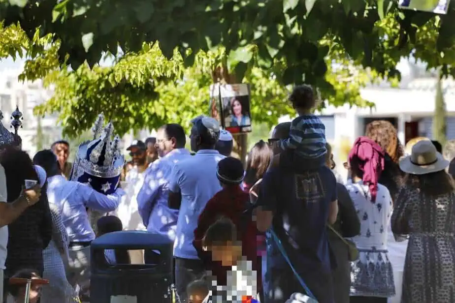 תהלוכה מבית הכנסת "שירת חיים". צילום: איתן אלחדז ברק