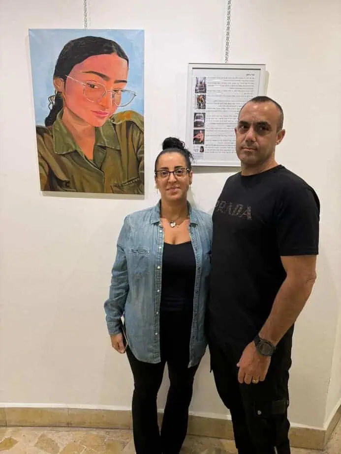 אסף ואורי ביטון, הוריה של החיילת שיר ביטון שנרצחה בשבת השחורה לאחר שהצליחה לחסל את אחד המחבלים בהגנה על המולדת. צילום: עיריית גני תקווה