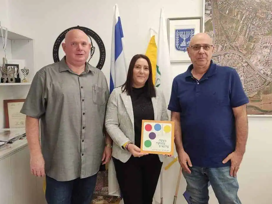 ראש העיר אמנון סעד והמשנה לרה"ע יובב גוניקמן במפגש מרגש עם ליאת, אמו של סמ"ר דניאל שפרבר ז"ל. צילום: דוברות עיריית יהוד מונוסון