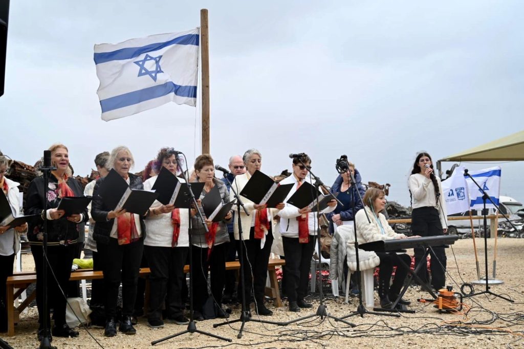 מקהלת דיירי מגדלי הים התיכון ונוער גני תקווה. צילום: ידידה גוטין