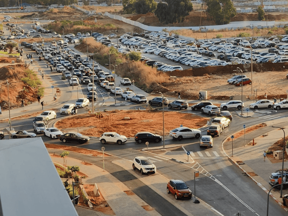 פקקים בשכונת אונו הצעירה קריית אונו. צילום: באדיבות התושבים