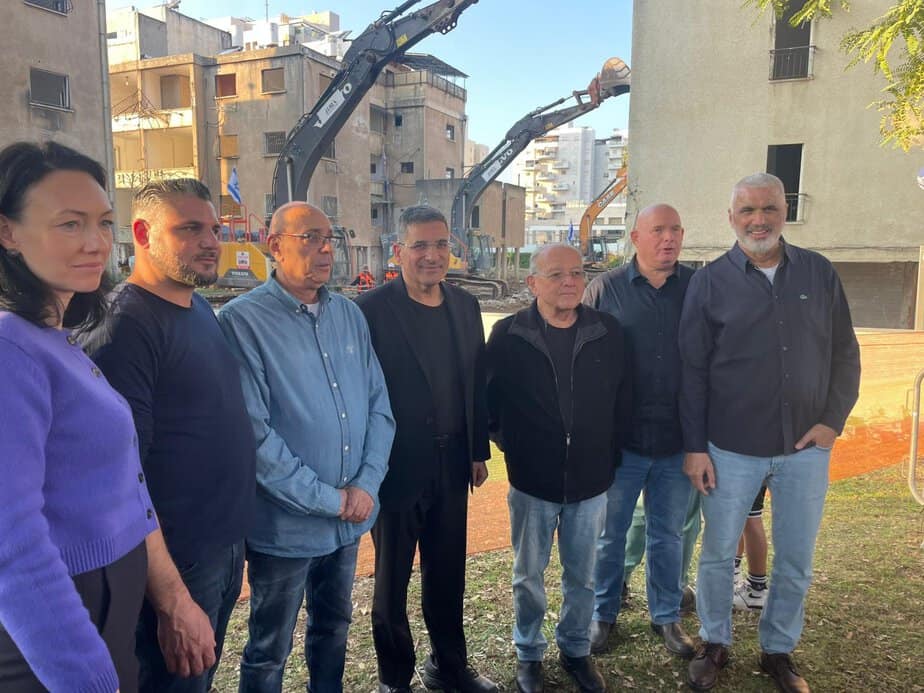 אירוע ההריסה במתחם אשכנזי יהוד. מימין לשמאל: יוסי חזן,יובב גוניקמן,שמואל רוטמן,יעקב אטרקצ'י,אמנון סעד, שימי בונפיל,אוקסנה פרנק