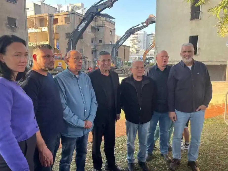 אירוע ההריסה במתחם אשכנזי יהוד. מימין לשמאל: יוסי חזן,יובב גוניקמן,שמואל רוטמן,יעקב אטרקצ'י,אמנון סעד, שימי בונפיל,אוקסנה פרנק