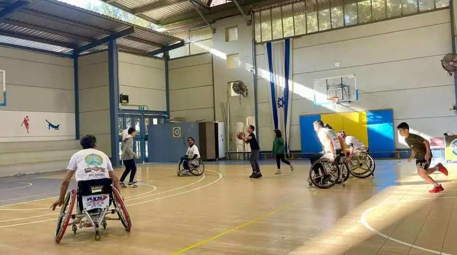 משחק ראווה סוחף, בו לקחו חלק תלמידי בית הספר לצד שחקני קבוצת “סל גל”. צילום: דוברות עיריית גני תקווה