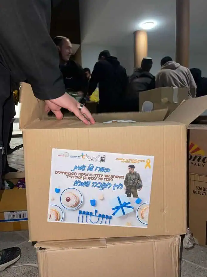 פרויקט “מאירים לחיילים” לזכרו של עמית בן יגאל. צילום: “נפגשים” מרכזים קהילתיים