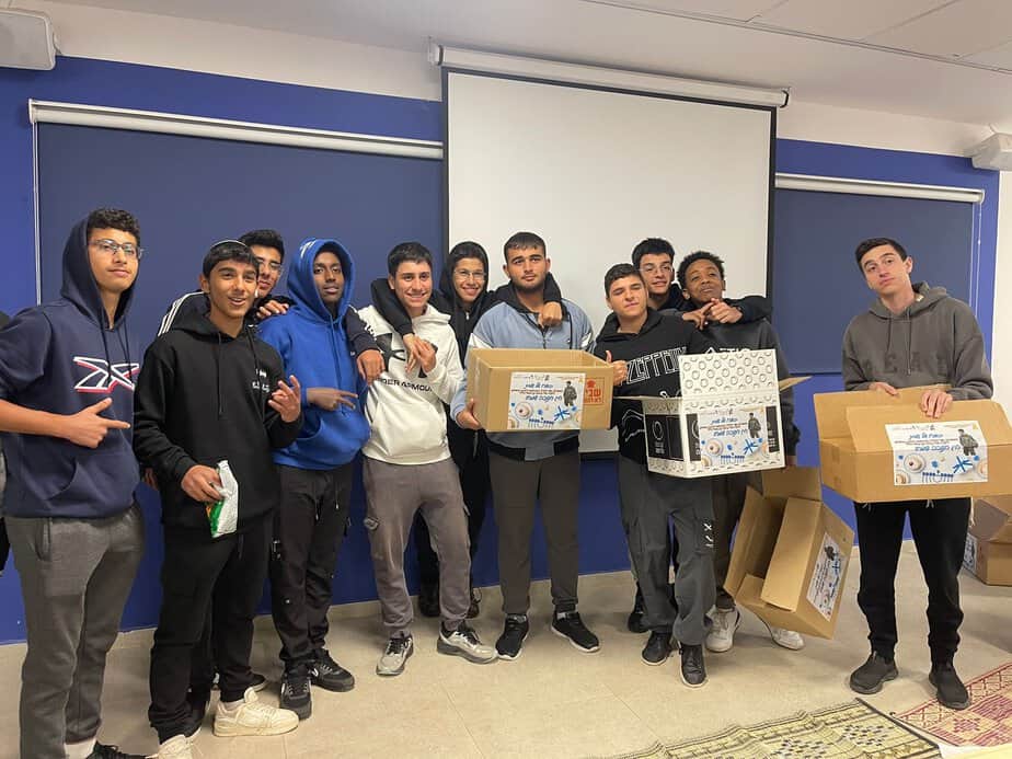 פרויקט “מאירים לחיילים” לזכרו של עמית בן יגאל. צילום: “נפגשים” מרכזים קהילתיים