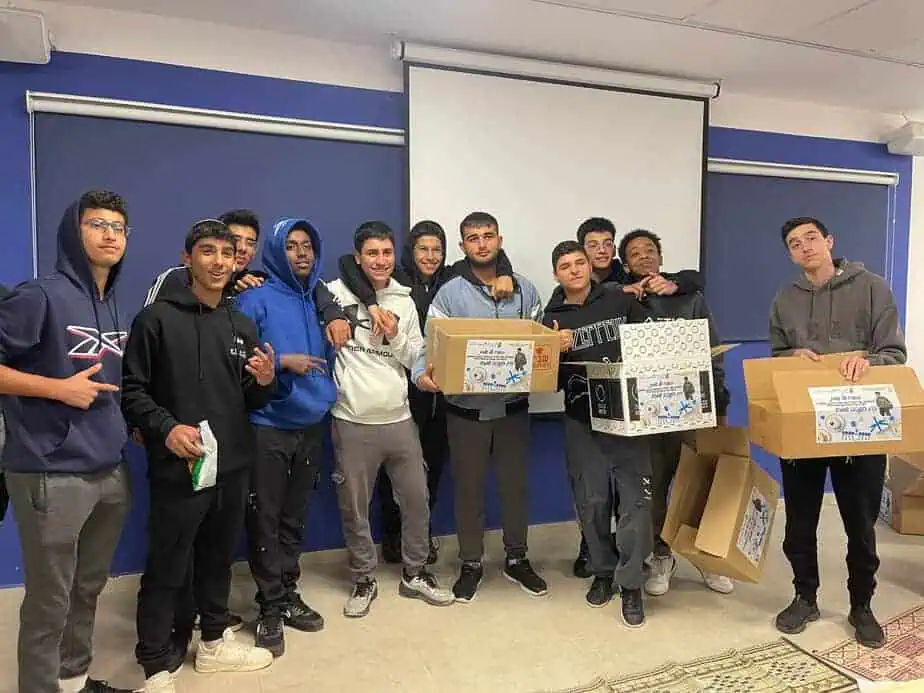 פרויקט “מאירים לחיילים” לזכרו של עמית בן יגאל. צילום: “נפגשים” מרכזים קהילתיים