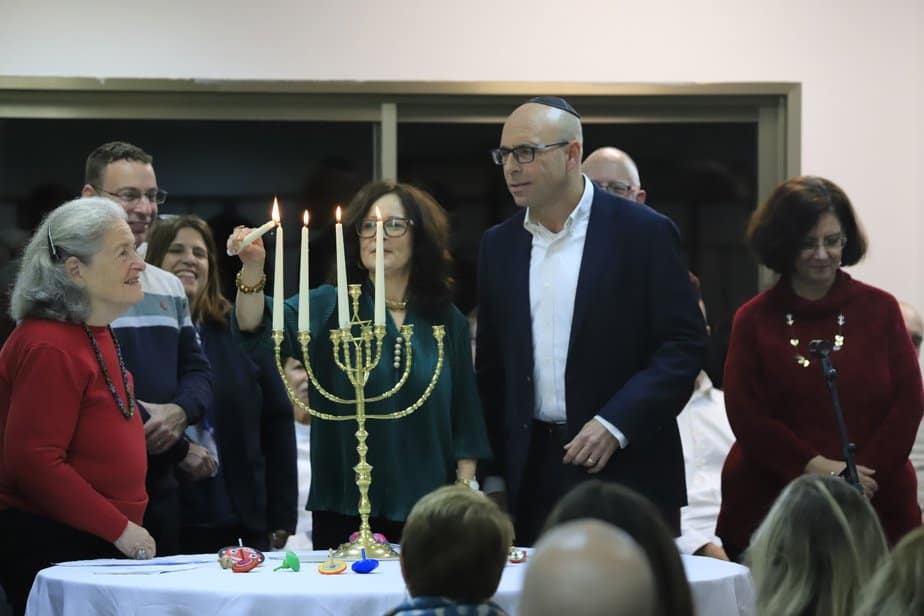 מימין רב הקהילה דוד בנימין , רכזת הקהילה ננסי בנימין, וג'נט נוסבאום הגבאית. צילום: איתן אלחדז ברק
