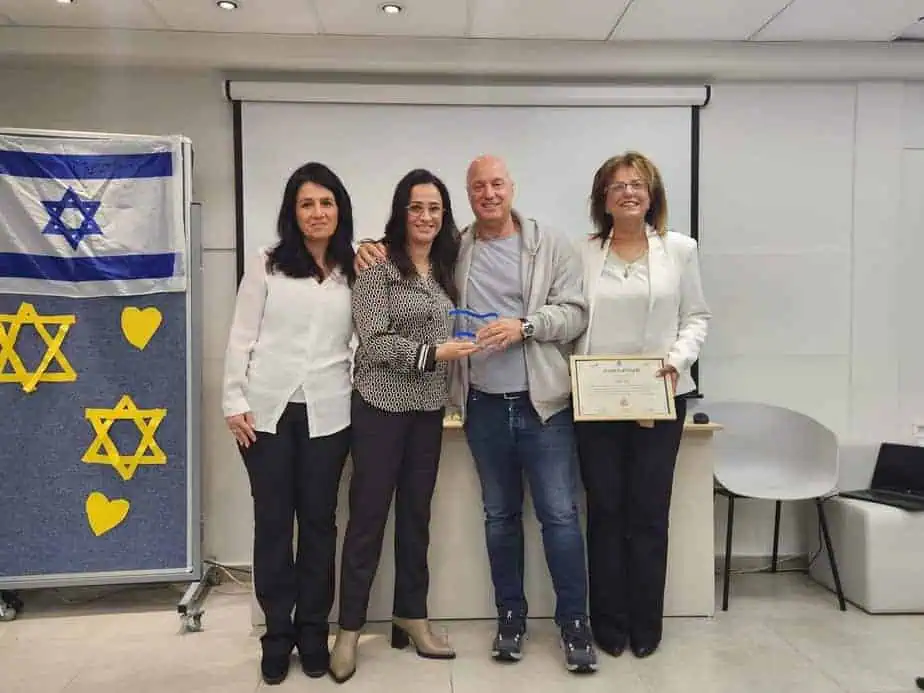 דוד צור מקבל אות מגן ותעודת הוקרה לתרומתו. צילום: דוברות עיריית אור יהודה