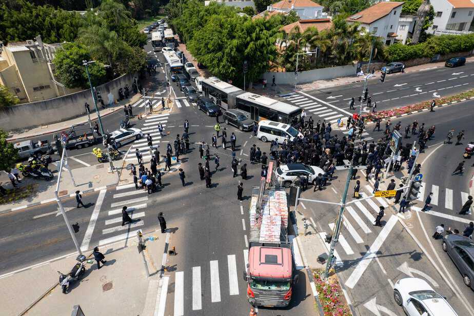 הפגנת מתנגדי הגיוס בחודש ספטמבר 2024 בלשכת גיוס סמוך לקריית אונו. צילום רחפן ברק דור