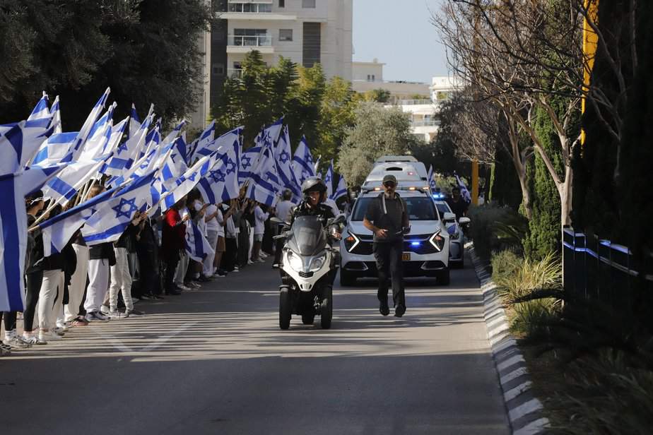 מצעד דגלים בגני תקווה. אלפים ליוו בדרכו האחרונה של גיבור ישראל סמ"ר עידו שמיח ז"ל. צילום: איתן אלחדז ברק