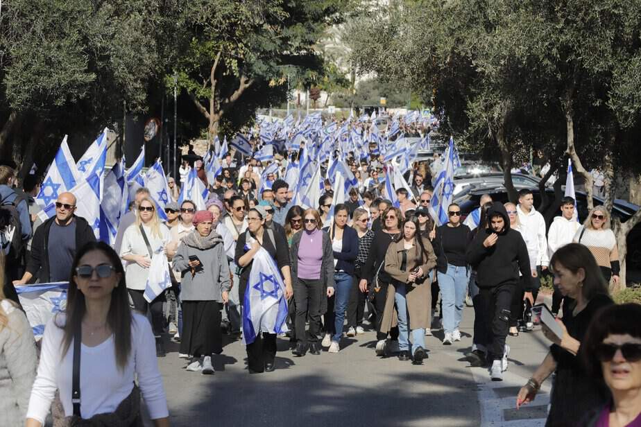 מצעד דגלים בגני תקווה. אלפים ליוו בדרכו האחרונה של גיבור ישראל סמ"ר עידו שמיח ז"ל. צילום: איתן אלחדז ברק