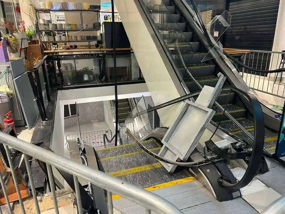 נזק עצום בקניון סביונים יהוד. צילום אונו ניוז