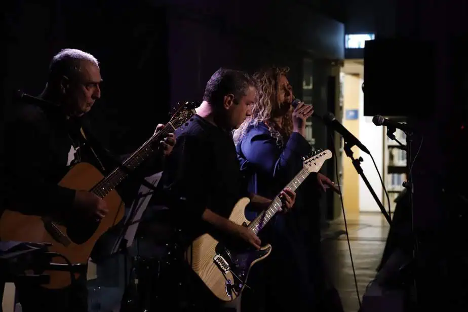 פסטיבל בסוודר קריית אונו- אסי הירשפלד במרכז. צילום: איתן אלחדז ברק