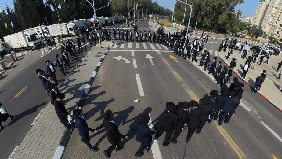 הפגנה בלתי חוקית בלשכת גיוס. צילום רחפן: ברק דור