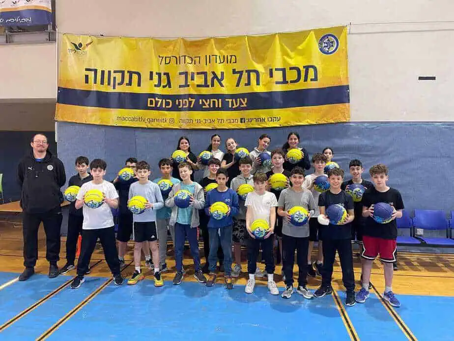 כדורסל מתנה לכל תלמיד. מגמת הכדורסל של בית ספר אילות. באדיבות המועדון
