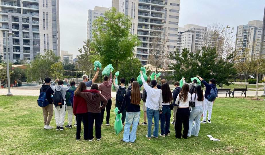 מבצע ניקיון מיוחד בגני תקווה. צילום: באדיבות תיכון מית"ר