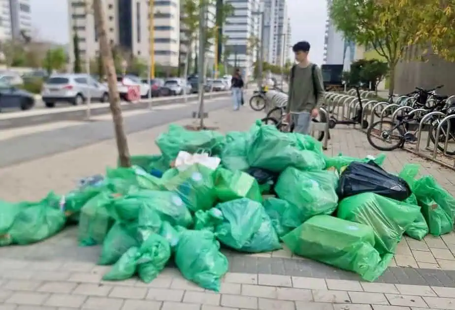 מבצע ניקיון מיוחד בגני תקווה. צילום: באדיבות תיכון מית"ר