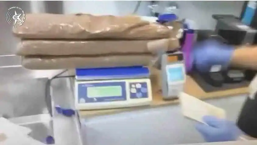 ניסיון הברחת סמים בנתב"ג. צילום: דוברות המשטרה