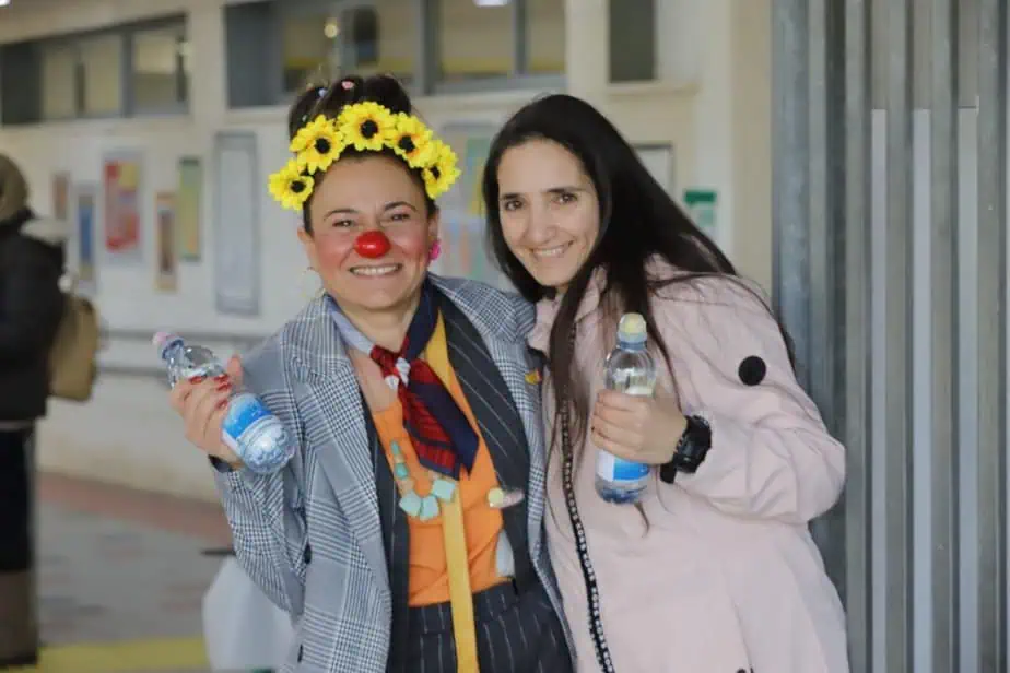 מנהלת בית הספר אורטל לביא ומלכי חליבה הליצנית החינוכית. צילום: איתן אלחדז ברק