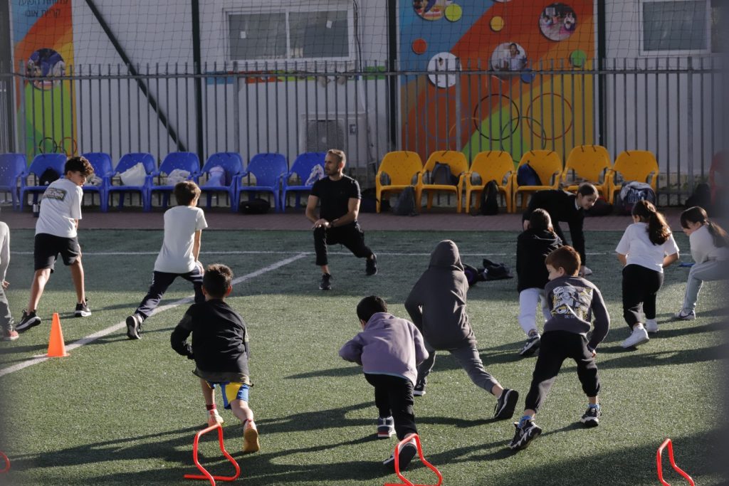 ההורה ארז חסון מקפיץ את הילדים. צילום: איתן אלחדז ברק