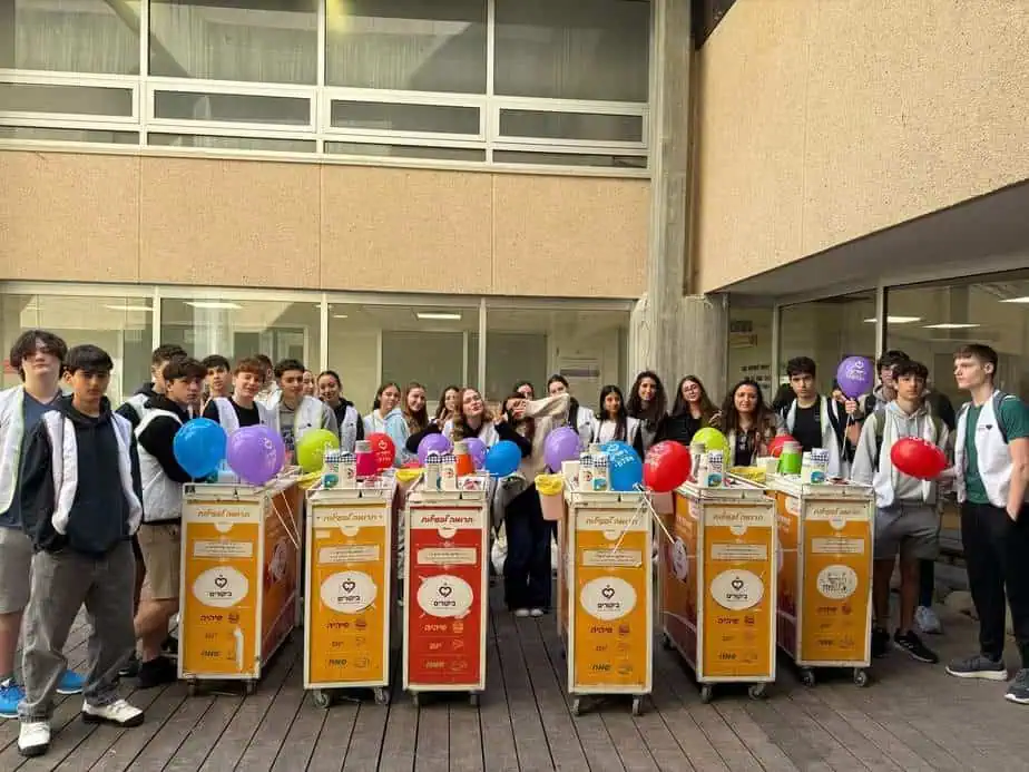 תלמידי תיכון גבעת שמואל בהתנדבות בתל השומר. צילום: דוברות עיריית גבעת שמואל