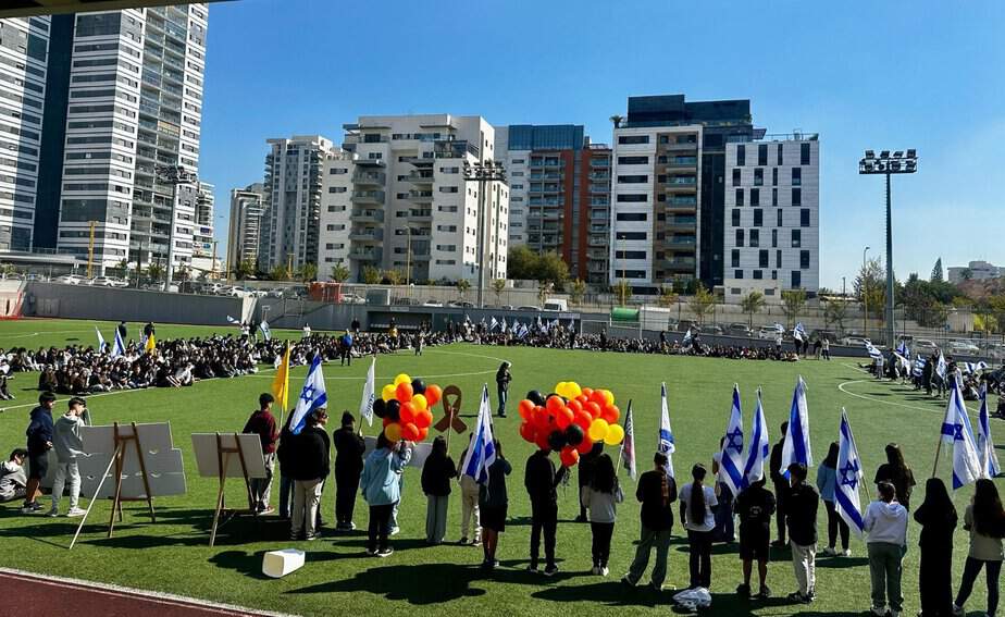 המחווה של תלמידי חטיבת הראשונים בגני תקווה למשפחת ביבס. צילום: דוברות עיריית גני תקווה