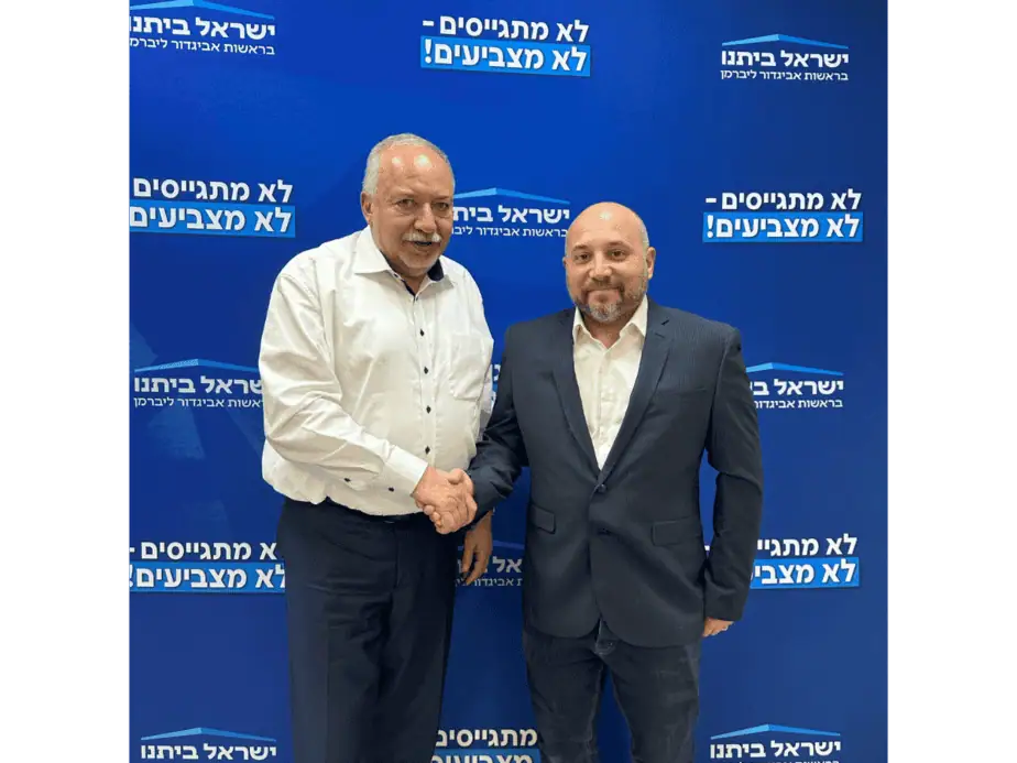 ישראל ביתנו מתחזקת ביהוד מונוסון. מימין לשמאל רני כהן ואביגדור ליברמן. צילום באדיבות המרואיין