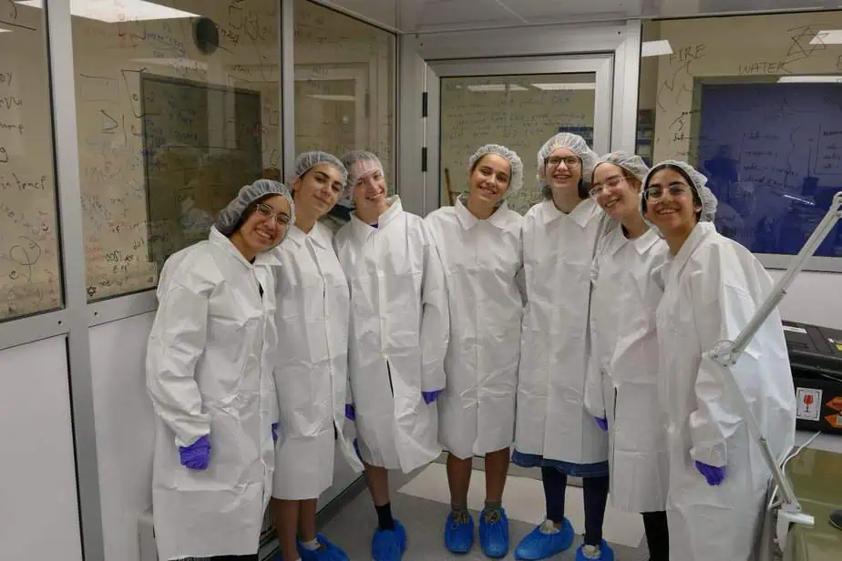 גאווה ישראלית לווין לחלל- בנות אלפנה גבעת שמואל. צילום – אולפנת אמי"ת גבעת שמואל