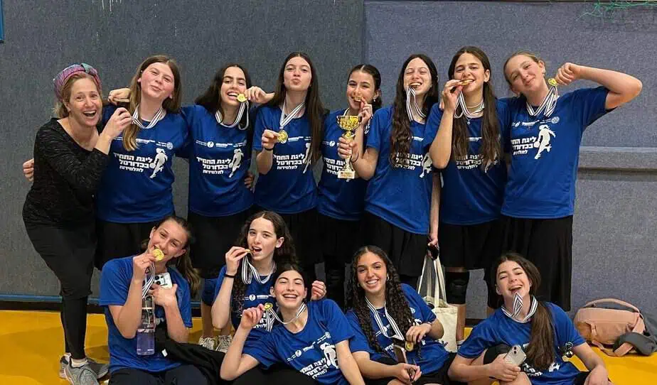 אולפנת אמית גבעת שמואל – אלופות הכדורשת. צילום: דוברות רשת אמית