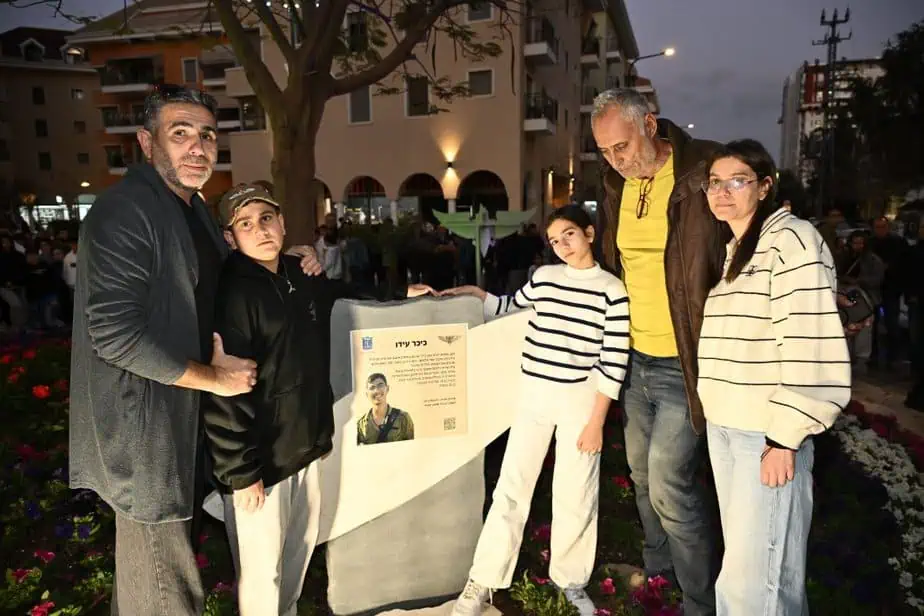 משפחת זנו והפסל שמואל גאנח. צילום: עמי ארליך