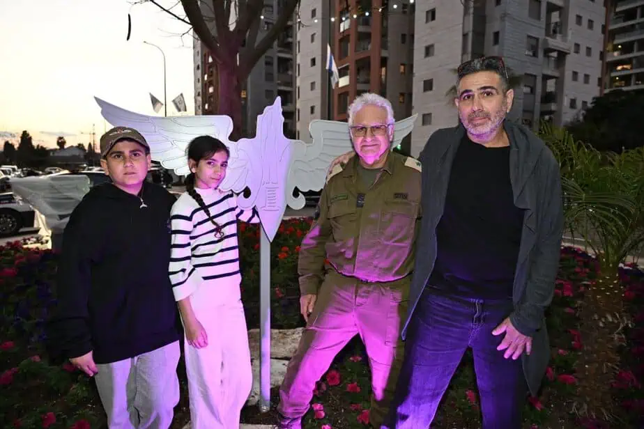 משפחת זנו עם יוצר החנוכיה נמרוד ארקליס. צילום: עמי ארליך