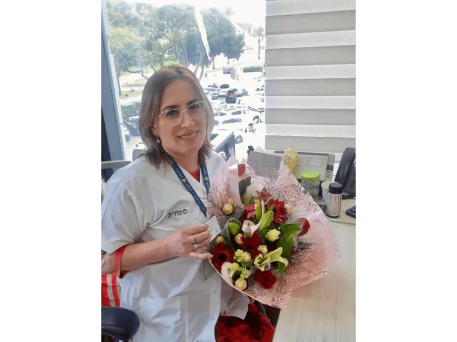 ויולטה נתנוב למנהלת סיעוד במרפאת נשים קנאור כללית שבאור-יהודה. צילום באדיבות מחוז דן פ"ת כללית