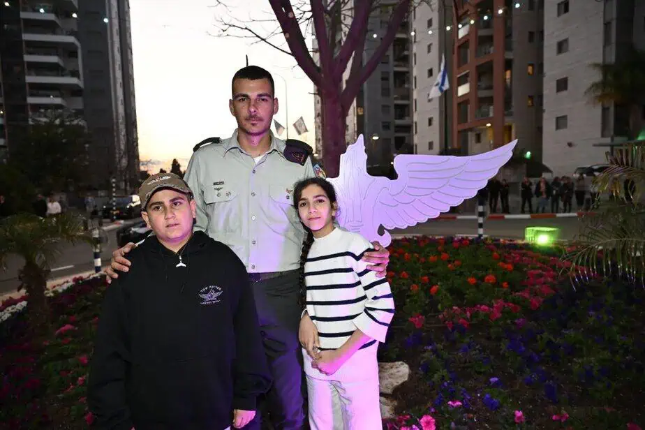 רס"ן אמיר קוזלובסקי עם האחים של עידו. צילום: עמי ארליך