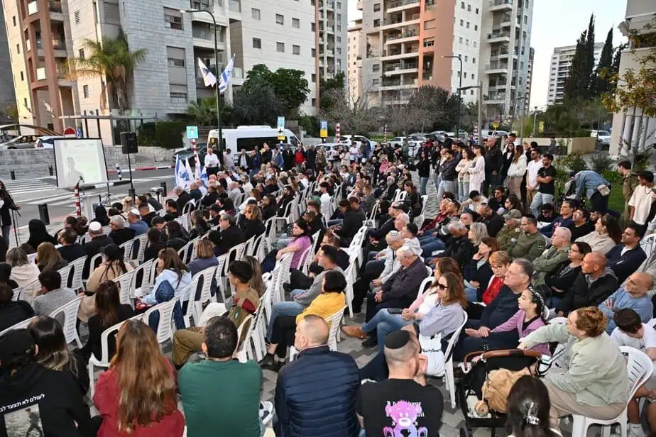 תושבים בטקס כיכר עידו ביהוד מונוסון. צילום: עמי ארליך