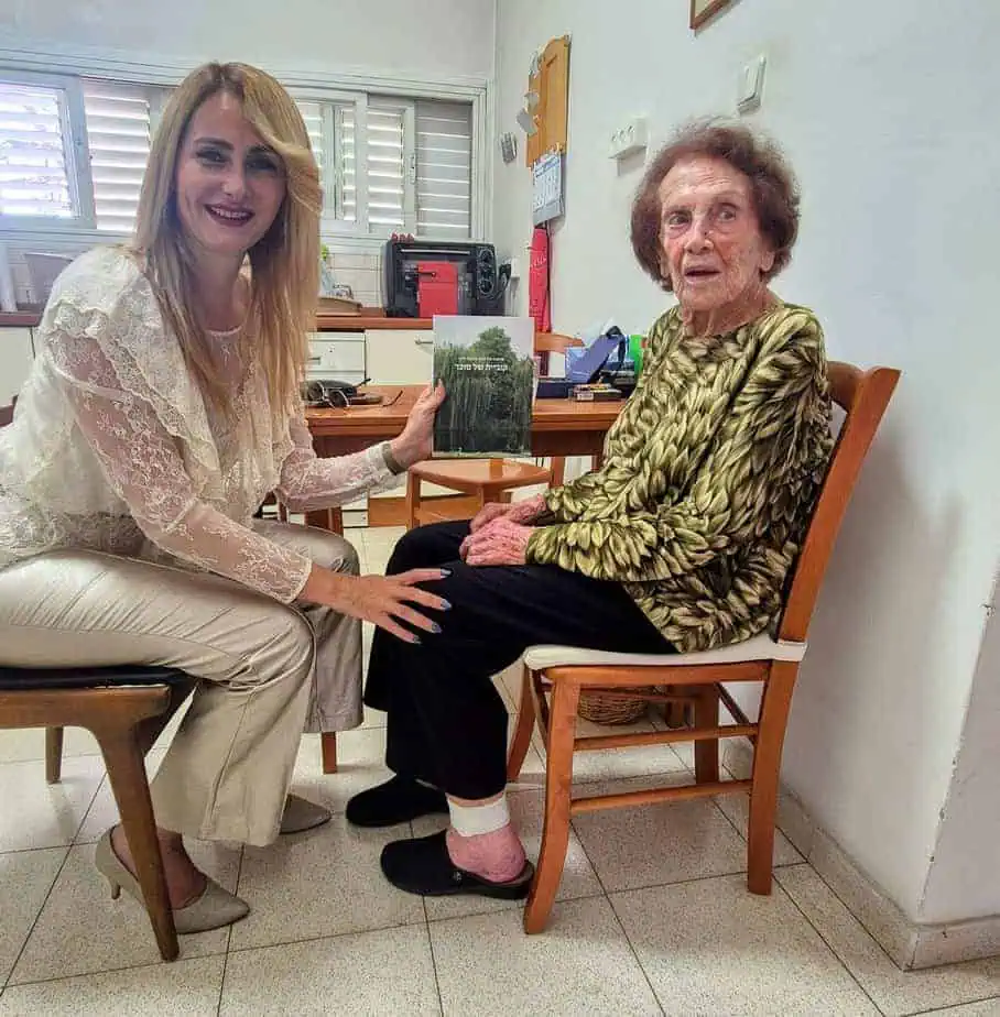 ראש העיר קריית אונו מיכל רוזנשיין עם נינה דינר שורדת השואה. צילום: דוברות העירייה