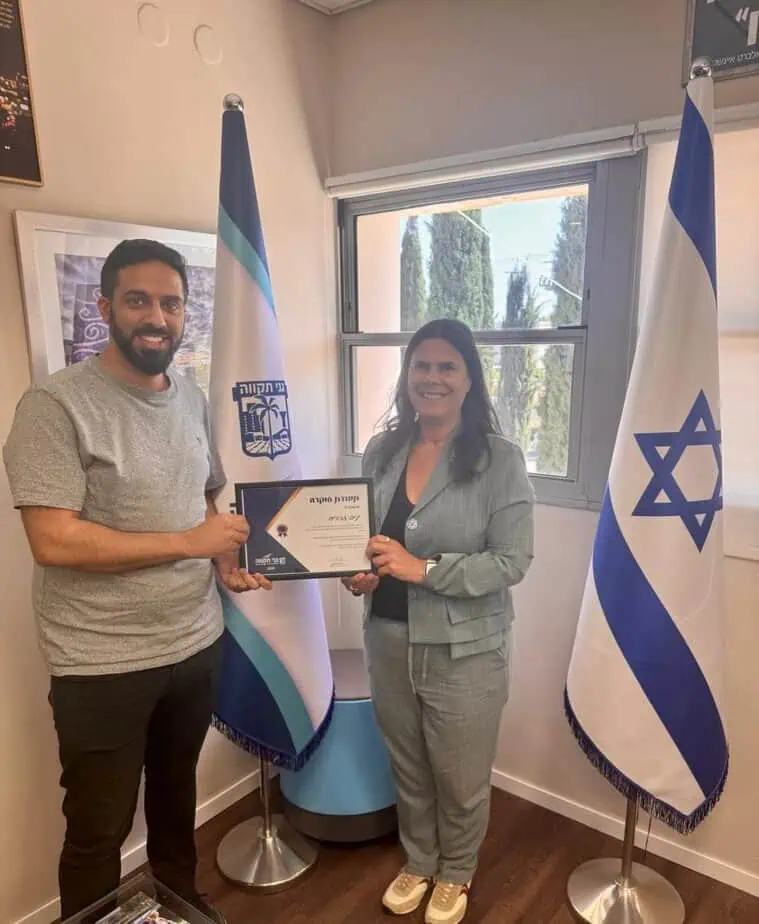 תעודת הוקרה ליניב זכריה מגני תקווה. צילום: דוברות עיריית גני תקווה