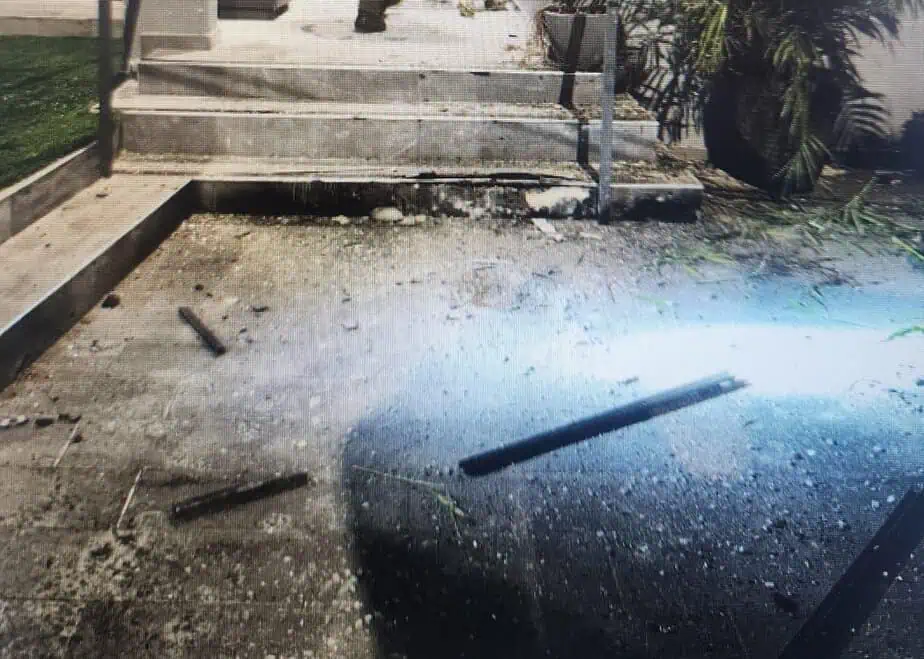 רימון רסס הושלך לעבר בית באור יהודה. צילום: דוברות המשטרה