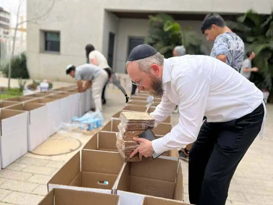 אריזת סלי מזון בגני תקווה. צילום: דוברות העירייה