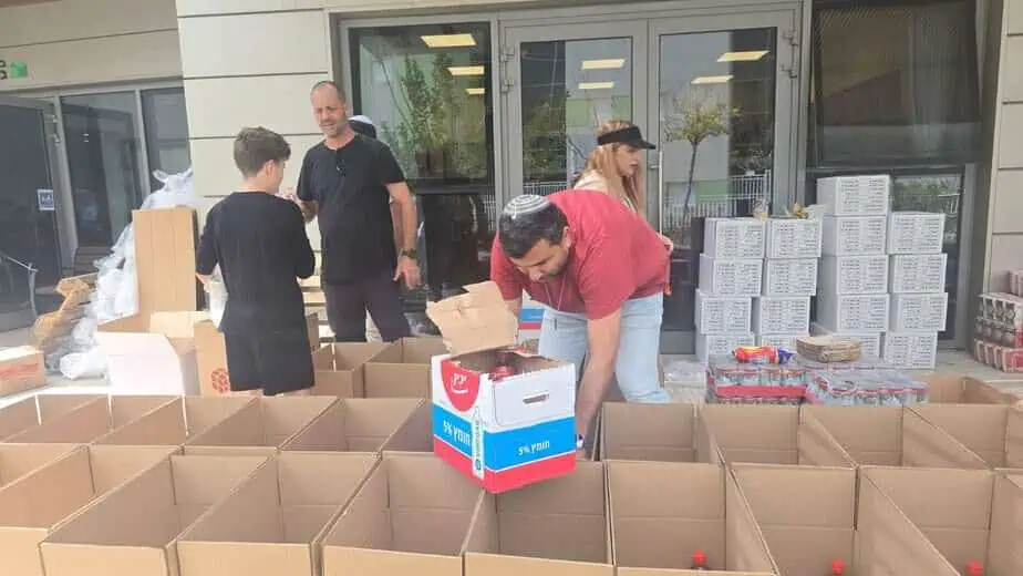 אריזת סלי מזון בגני תקווה. צילום: דוברות העירייה