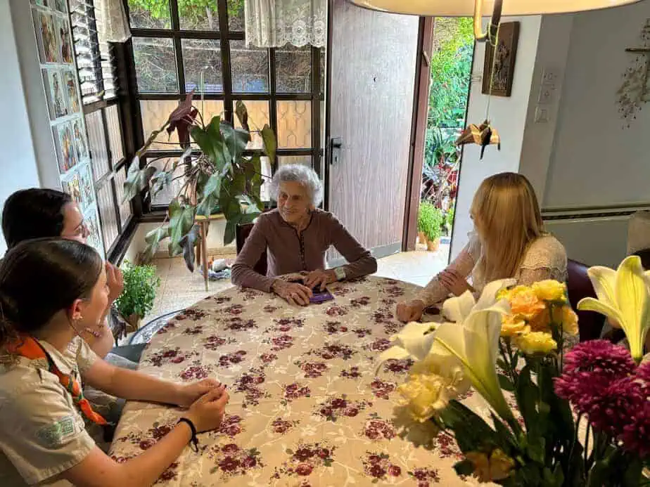 נציגי תנועות נוער ותלמידים מקריית אונו מבקרים ניצולי שואה בעיר. צילום: דוברות עיריית קריית אונו