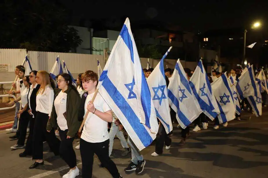 גבעת שמואל מתייחדת עם זכר קורבנות השואה. . צילום – ליאור בר סימן טוב