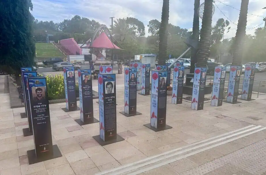 מיצג הזיכרון בגני תקווה"לכל איש יש שם". צילום: אילן בנדנה