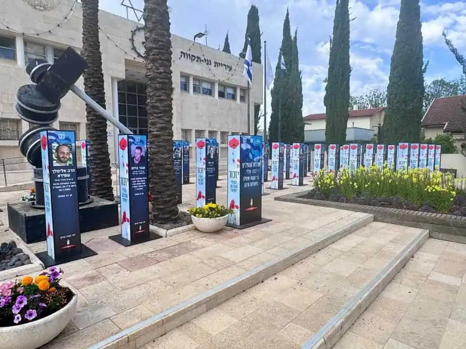 מיצג הזיכרון בגני תקווה"לכל איש יש שם" צילום: אילן בנדנה