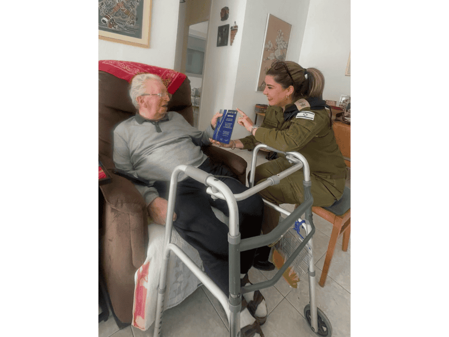 אל"ם אליאן ברדוגו קרצנלר עם ניצול השואה שעיה לופו מקריית אונו. צילום: דובר צה"ל