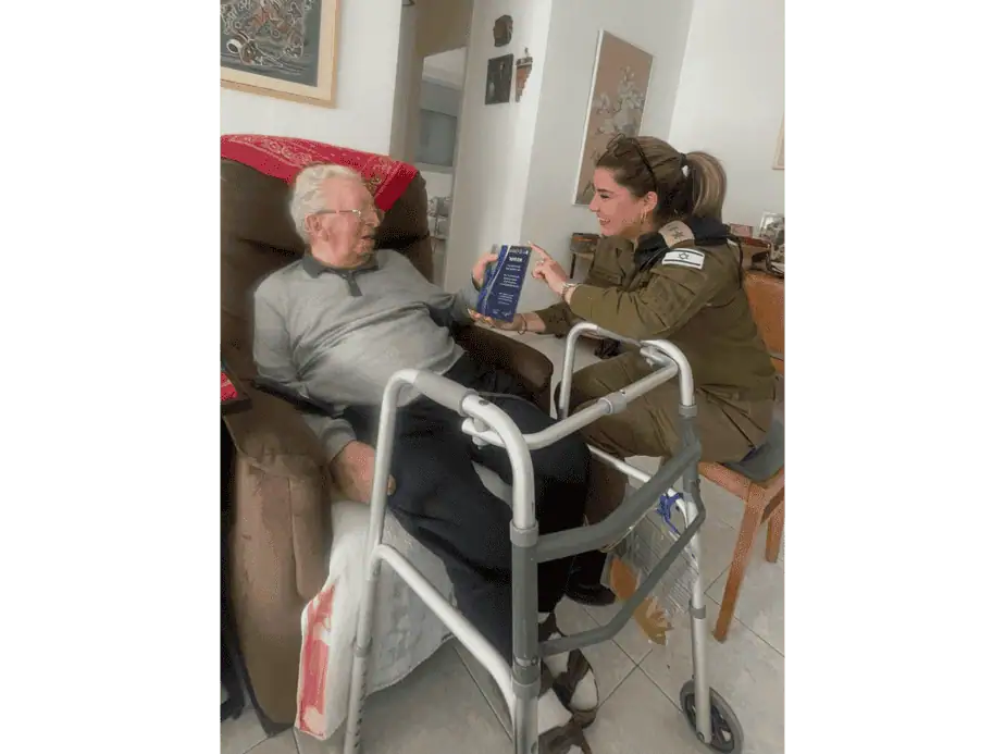 אל"ם אליאן ברדוגו קרצנלר עם ניצול השואה שעיה לופו מקריית אונו. צילום: דובר צה"ל