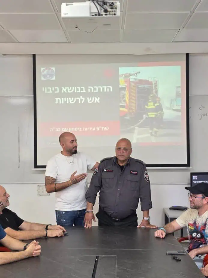 צוות סע"ר אור יהודה בהדרכת כיבוי אש. צילום: דוברות עיריית אור יהודה